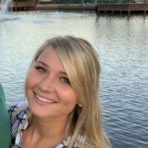 Meet your Posher, Alexis